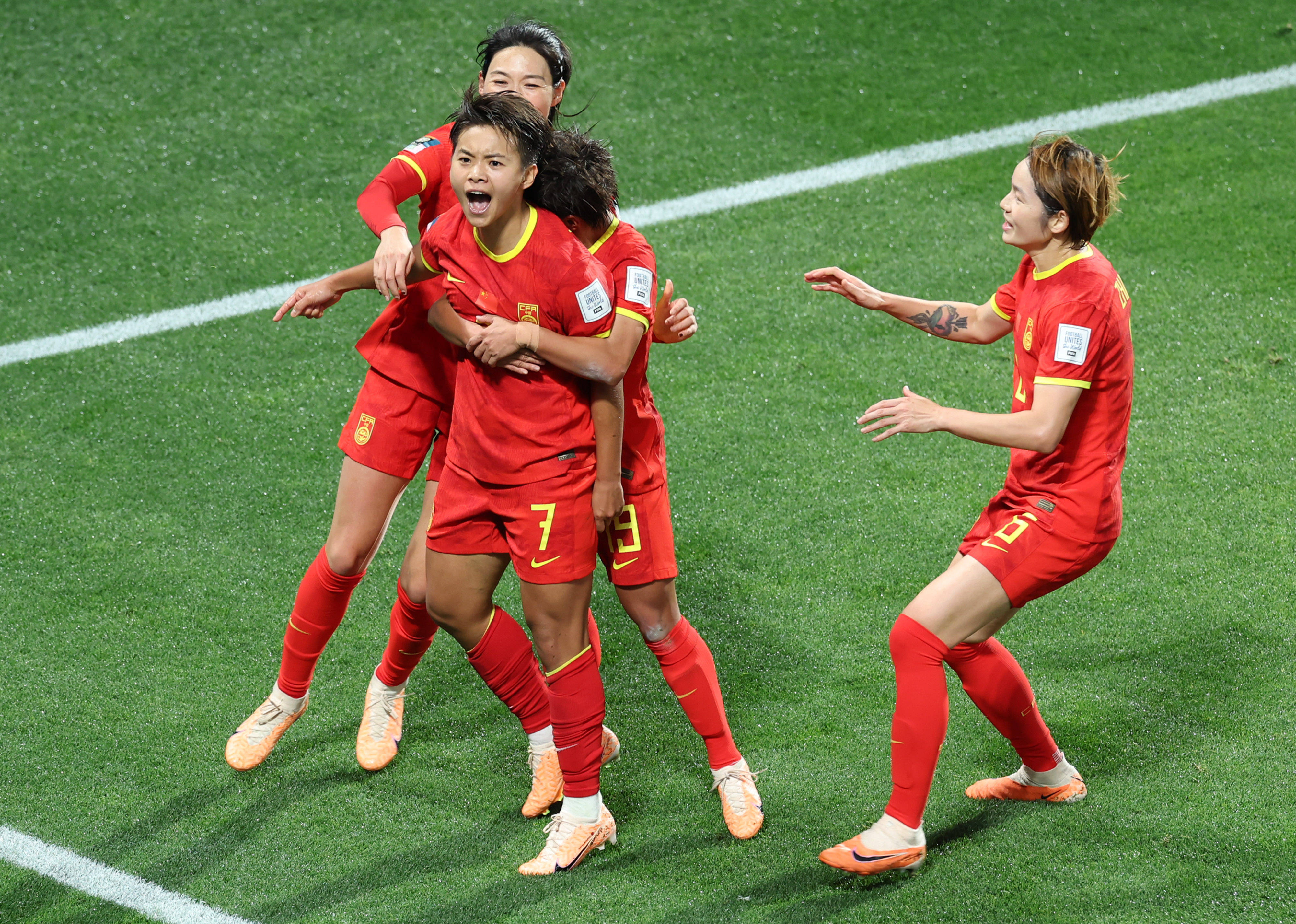 中国女足球员在国际比赛中表现稳定取胜