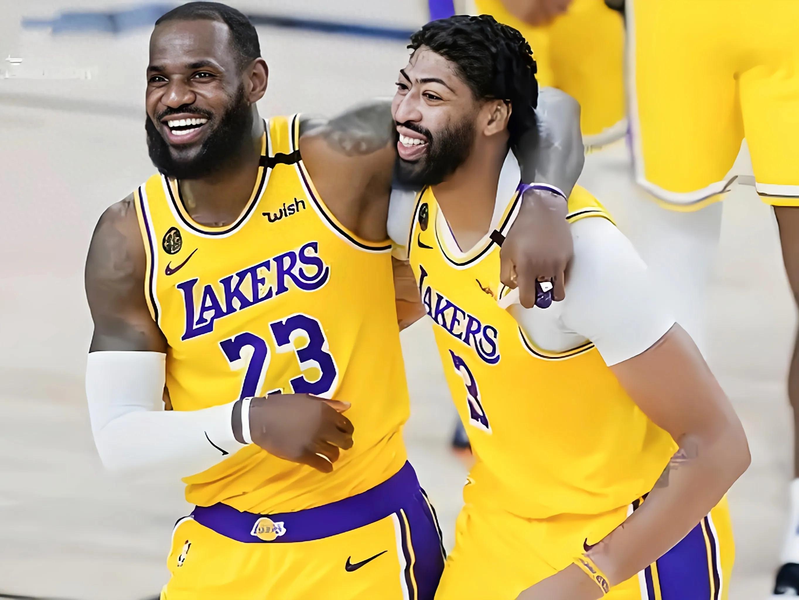 包含NBA巨星在比赛中绽放：湖人队员以惊人速度取得领先的词条