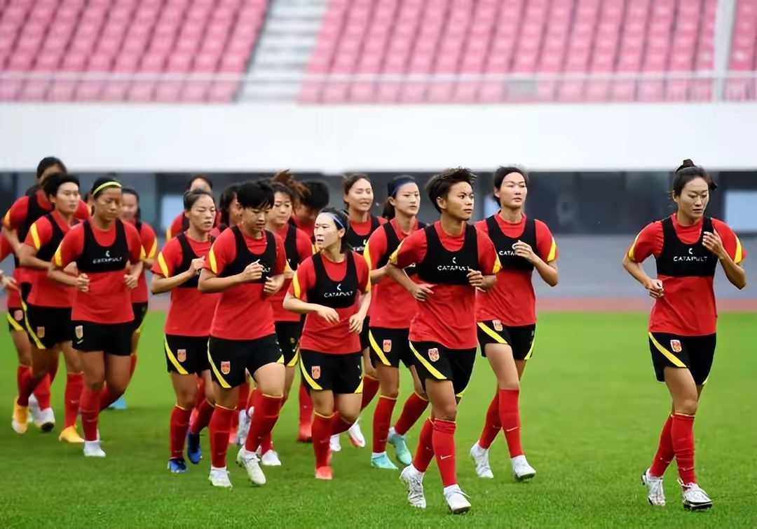 关于女足比赛赛场上演精彩对攻，观众情绪高涨的信息